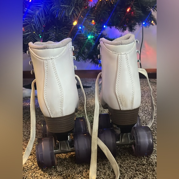 Retro White Roller Skates - Picture 3 of 6